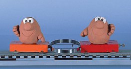 推开带有弹簧的两个物体