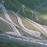 蜿蜒曲折的公路