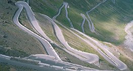 蜿蜒曲折的公路