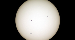 在太阳前的两个不同位置的国际空间站剪影