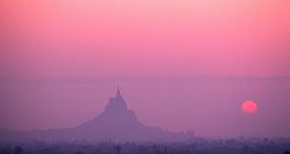 日落中的蒙特阿古城堡