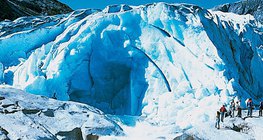 從冰川洞穴入口出來的冰川流