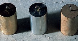 铜，铝和木材都具有不同的密度