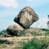 A Kocka nevű ingókő a Velencei-hegységben