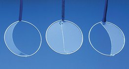 显示液体的分子彼此吸引