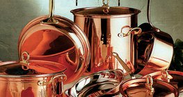 厨具是由合金制成的