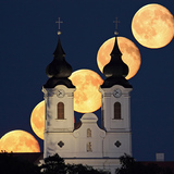 上升满月的多重曝光