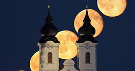 上升滿月的多重曝光