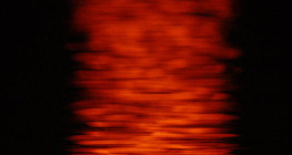 在水面上映照的夕陽