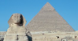 以哈夫拉金字塔為背景的獅身人面像（埃及，約公元前2500年）