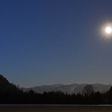 月光下的该卡拉万克斯山脉