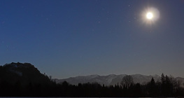 月光下的该卡拉万克斯山脉