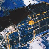 以地球为背景的哈勃太空望远镜