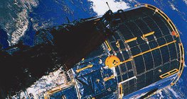 以地球为背景的哈勃太空望远镜