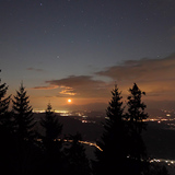 月亮升起时的卡拉万克斯山脉