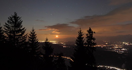 月亮升起时的卡拉万克斯山脉