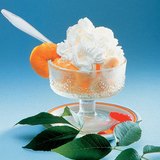 一杯加了奶油的水果