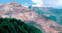 阿尔卑斯山的露天铁矿