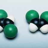 反式和顺式1,2-二氯乙烯分子的空间填充模型