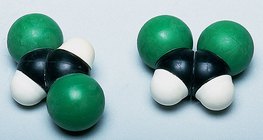 反式和顺式1,2-二氯乙烯分子的空间填充模型