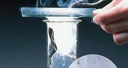 在二氧化碳中燃烧的镁