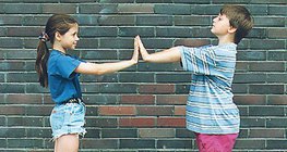 它们在作用力作用在它们上时开始运动