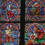 着色されたステンドグラスの窓