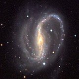 椭圆形（左），螺旋形（中）和不规则形星系