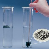 由於它的中空結構木炭漂浮在水面上