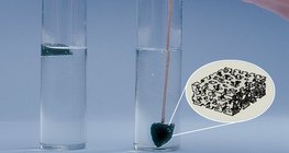 由於它的中空結構木炭漂浮在水面上