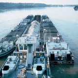 ドナウ川の貨物船