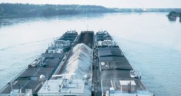 多瑙河上的貨船