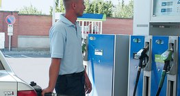 在加油站加油的車