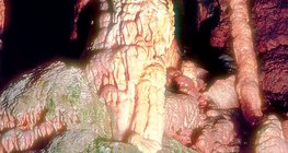 奥格泰莱克喀斯特di的巴让拉洞内的钟乳石