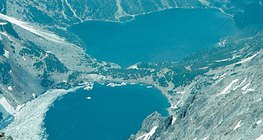 塔特拉山高處的冰磧湖