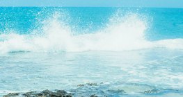 海岸線上被波浪打碎的岩石