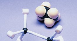 具有能量的最低构象乙烷分子的空间填充和棒模型