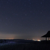 观察夜空的儿童