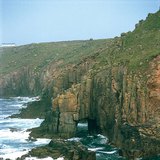 由海水侵蚀形成的崖