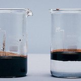 浮在水面上的油