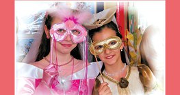 狂歡節上盛裝打扮的女孩