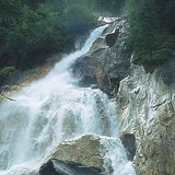 水流湍急，从高处坠落的山涧