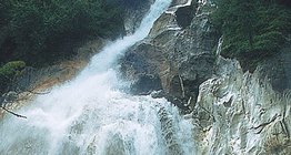 水流湍急，從高處墜落的山澗