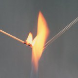 对玻璃和木头棒燃烧的观察