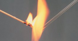 유리와 목재 봉 사이의 가연성 실험