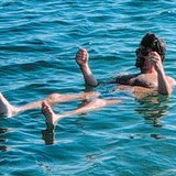 死海里的沐浴者