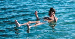 死海里的沐浴者