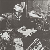 佐尔坦·柯达伊用留声机对照乐谱的旋律