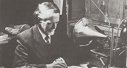 佐尔坦·柯达伊用留声机对照乐谱的旋律