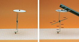 如果带电，验电器指针会偏转